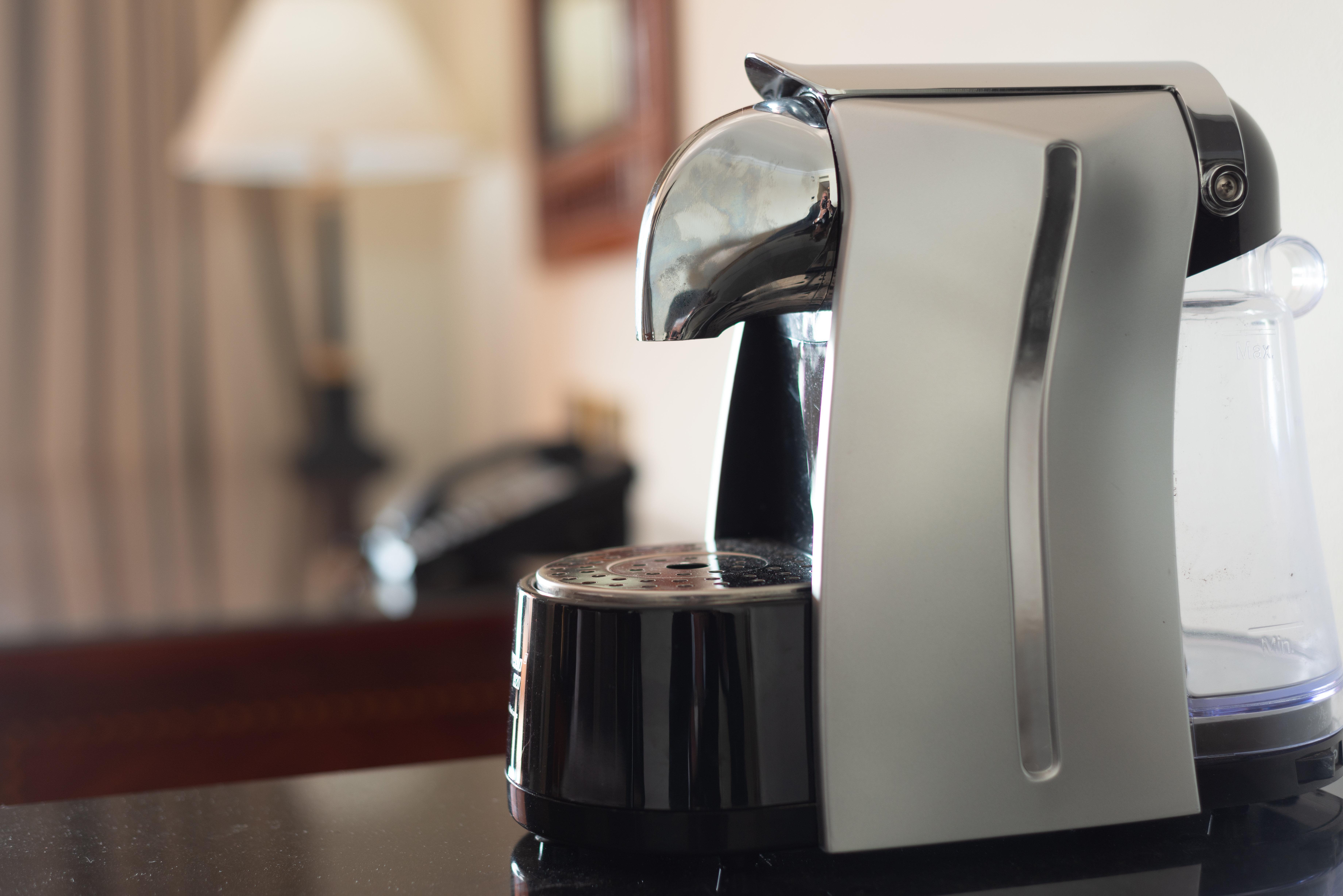 Intercontinental Cairo Semiramis By Ihg Hotel Exterior foto A single-serve coffee brewer