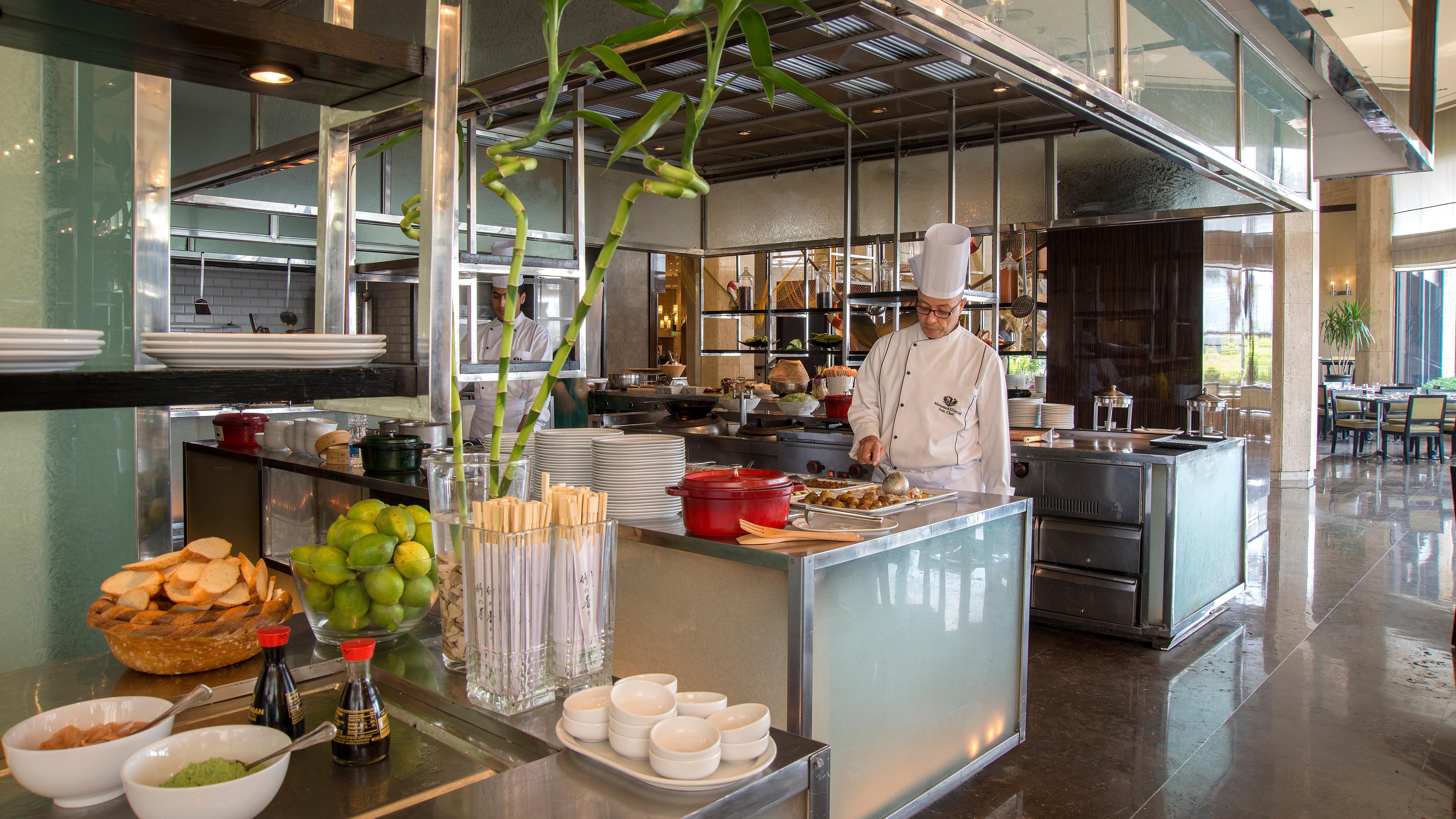 Intercontinental Cairo Semiramis By Ihg Hotel Exterior foto A chef at work in a hotel kitchen